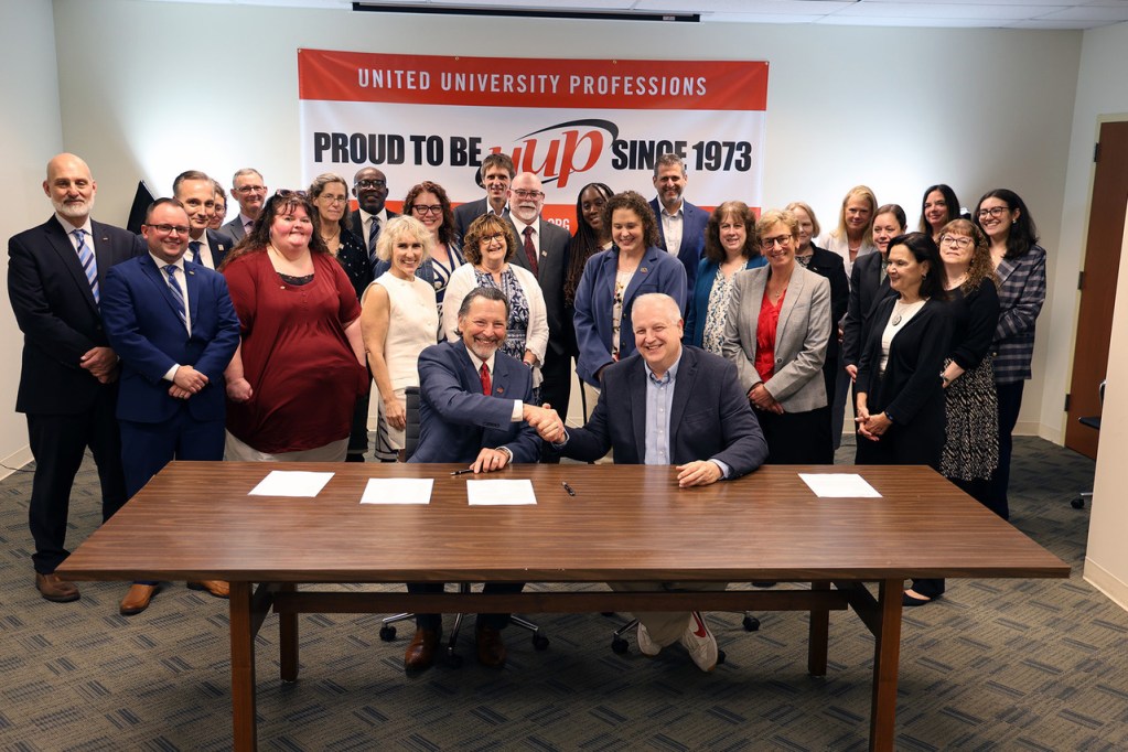 United University Professions President Fred Kowal and representatives of New York State
celebrate the signing of UUP’s bargaining agreement, joined by
members of the UUP Negotiations Team and union leadership.